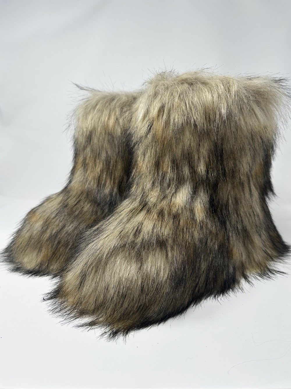 NWOT SKIMS Faux Fur Women's Winter Boots in Pyrite Size 36